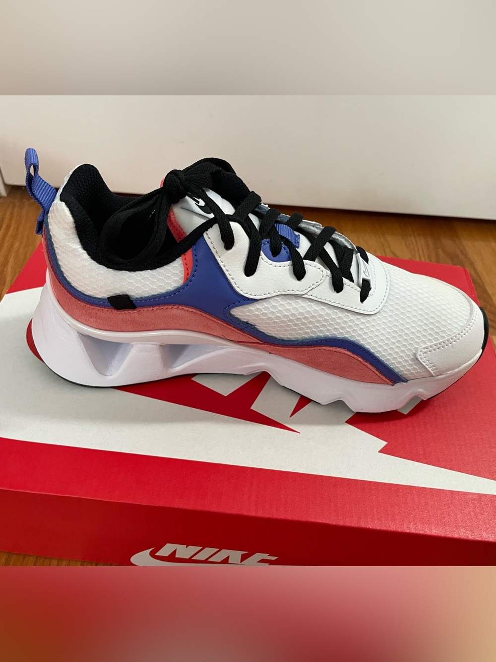 Nike RYZ 365 II Women’s Sneakers White Magic Ember Size 7.5 NIB